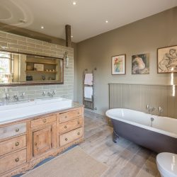 Red House Farm Bathroom Stay in Suffolk-min